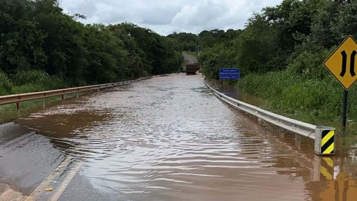 Alguns trechos estão bloqueados devido aos rios