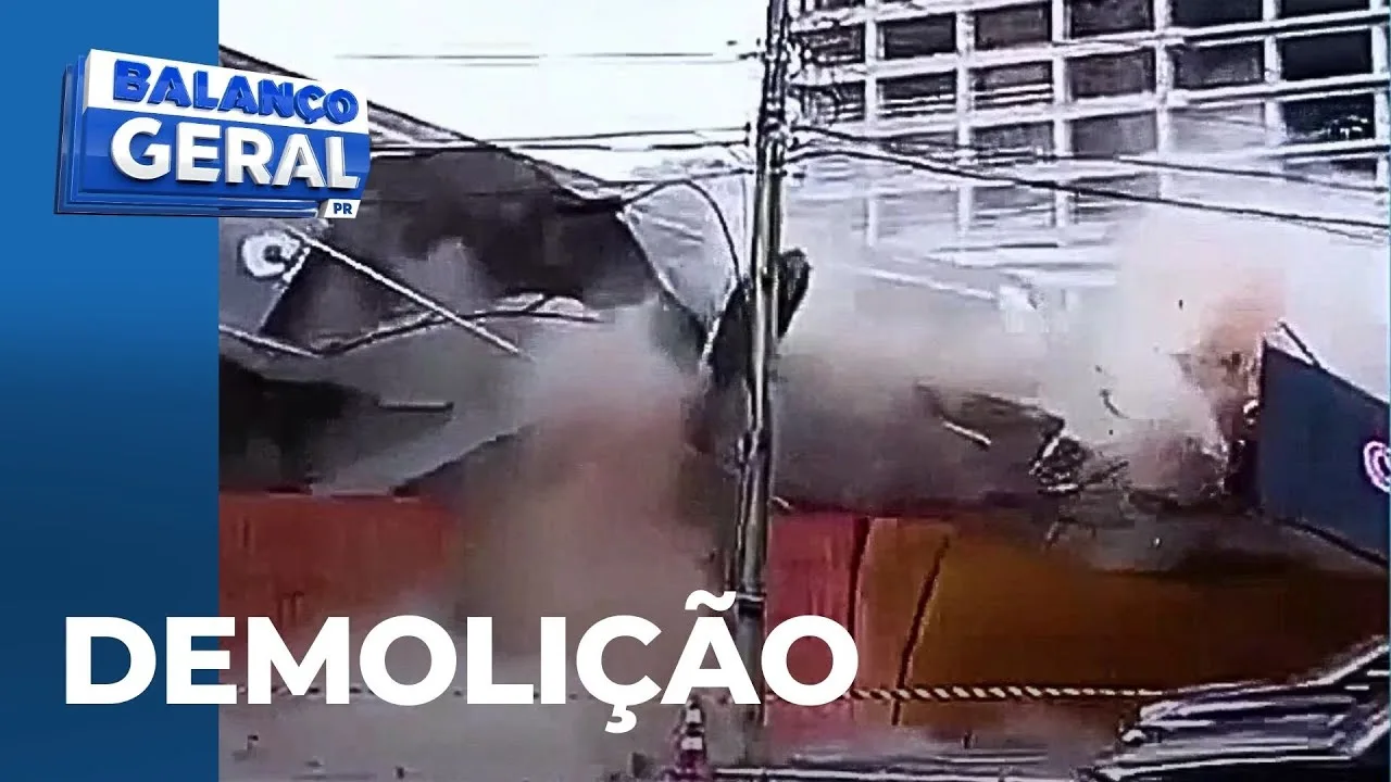 Fumaça e entulhos, gerados por demolição, ultrapassam os limites de segurança e invadem rua