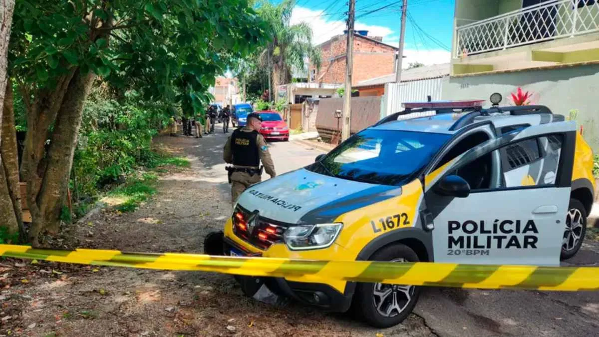 Homem é assassinado a tiros enquanto lavava carro na frente de casa em Curitiba