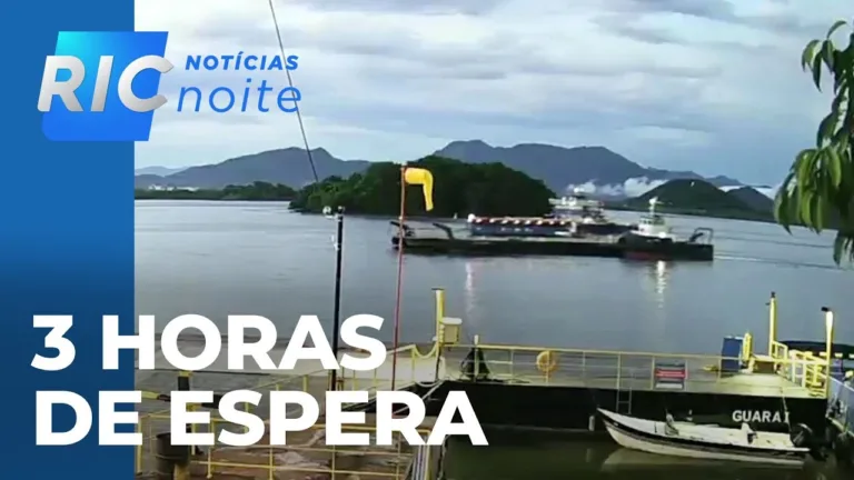 Travessia do ferry boat, em Guaratuba, tem fila de espera de até três horas