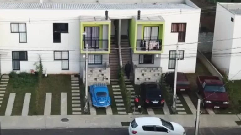 O Grupo de Atuação Especial de Combate ao Crime Organizado (Gaeco), do Ministério Público do Paraná (MPPR) cumpriu nesta quarta-feira (25) dois mandados de busca e apreensão em Ponta Grossa, nos Campos Gerais do Paraná. As ordens judiciais fazem parte da Operação Creonte, que apura o possível vazamento de informações sigilosas de processo de estupro de vulnerável por um ex-estagiário do Poder Judiciário local.