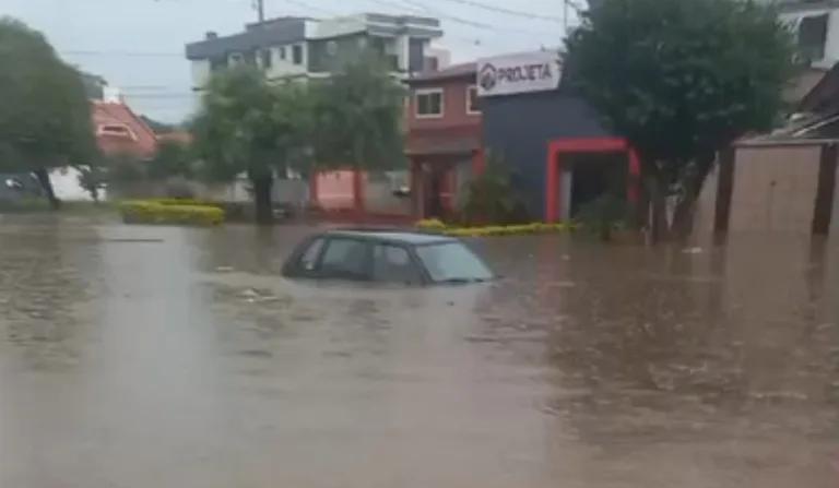 Imagens mostram estragos causados por fortes chuvas em São José dos Pinhais