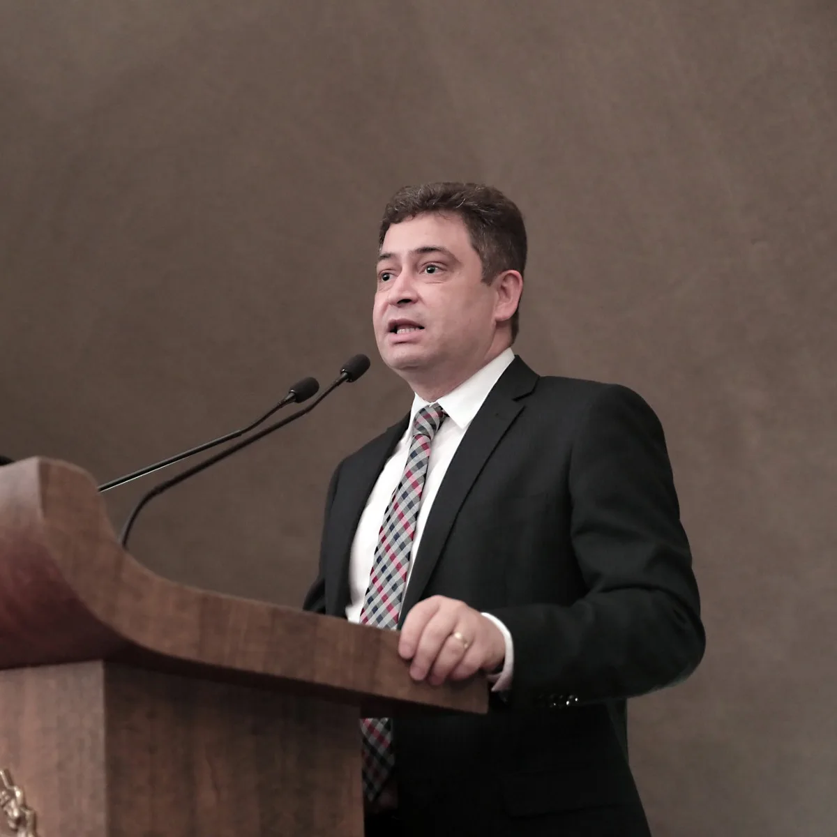 O Conselho Nacional de Justiça (CNJ) determinou na quinta-feira (28) o afastamento cautelar do juiz federal Sandro Nunes Vieira, da 1ª Vara Federal de Paranaguá, no litoral do estado. A decisão ocorre dias depois do magistrado ser citado no relatório da Polícia Federal (PF) que indiciou o ex-presidente Jair Bolsonaro e outras 36 pessoas pela tentativa de golpe de Estado em 2022.