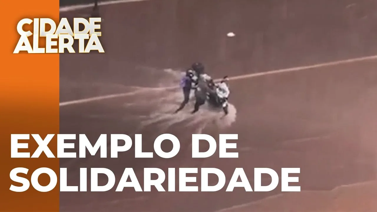 Solidariedade: Mãe e filha impedem moto de um desconhecido de ser levada pela enxurrada