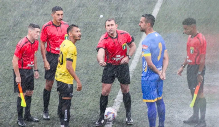 jogadores do são joseense e do cascavel debaixo de chuva