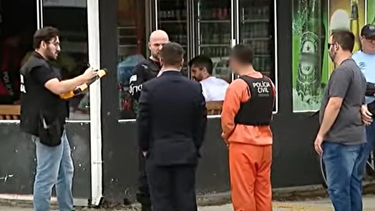 A Polícia Civil do Paraná (PCPR) cumpriu, nesta terça-feira (10), mais uma etapa das investigações sobre o assassinato de um jovem em uma distribuidora de bebidas, em São José dos Pinhais na Região Metropolitana de Curitiba. Conforme as apurações do caso, que ocorreu em junho deste ano, a vítima fatal não tinha nada a ver com a história, já que o alvo do atirador era outro homem que estava no local. Apesar de levar 13 tiros, esse outro jovem sobreviveu à tentativa de homicídio.