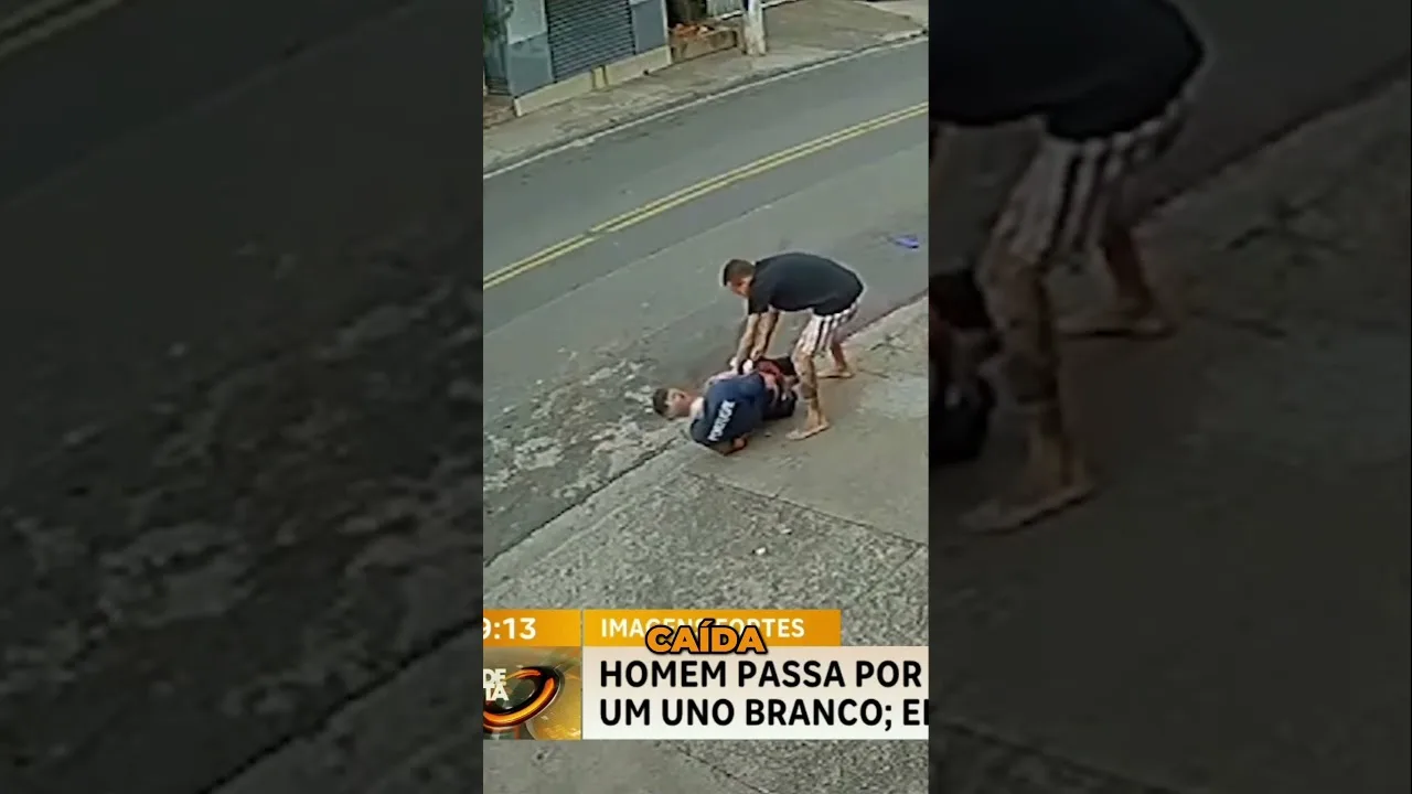 Atropelado 3 vezes: Uno branco passa por cima de duas pessoas
