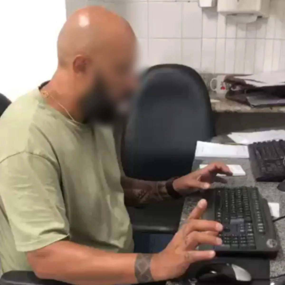 Médico é flagrado bêbado durante trabalho, bate em carro de paciente e acaba preso