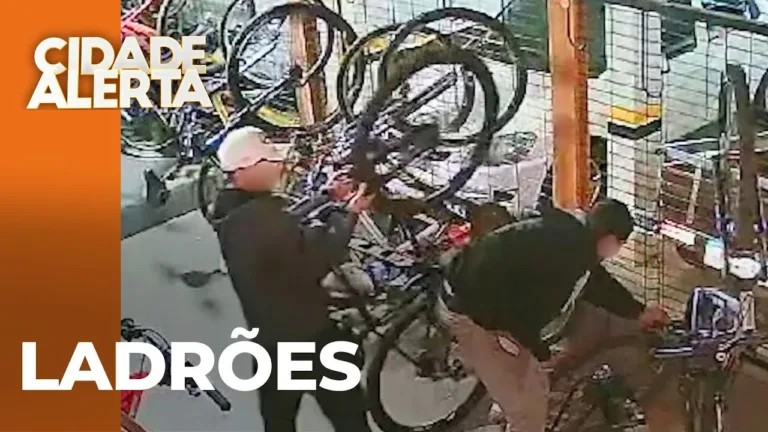 Criminosos furtam bicicletas, após forçarem a entrada em condomínio no bairro Novo Mundo
