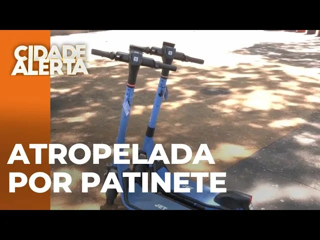 Mulher é socorrida pelo site no calçadão após ser atropelada por um patinete