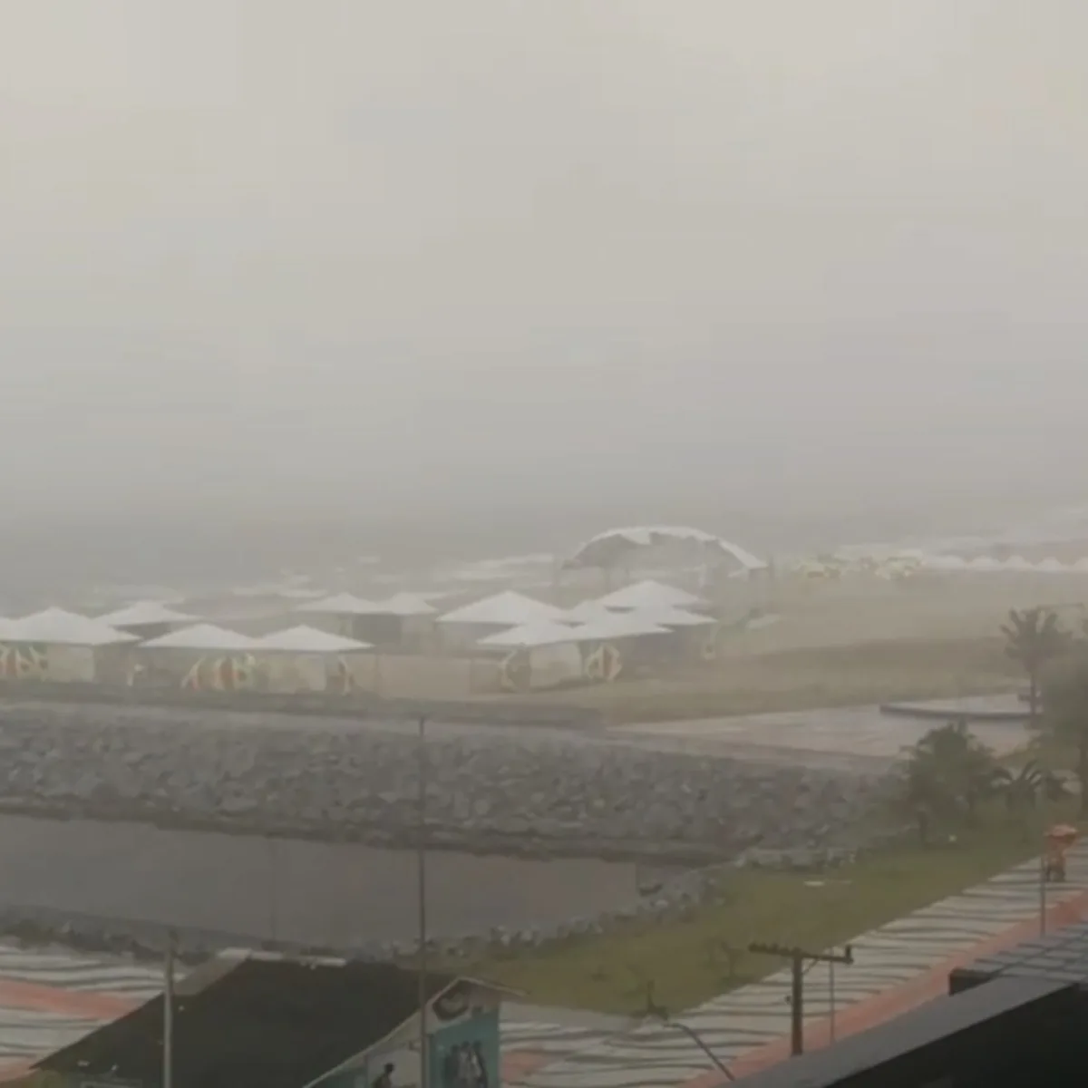 Vídeos mostram vendaval e tempestade no Litoral do Paraná; assista