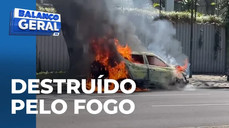 Carro é completamente destruído após pegar fogo em plena avenida movimentada no bairro Água Verde