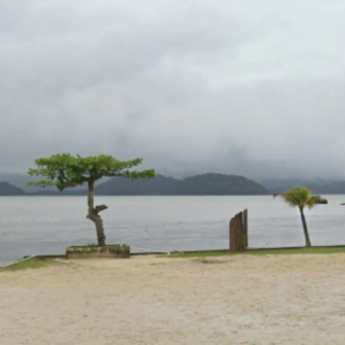 O Corpo de Bombeiros localizou, no início da tarde desta segunda-feira (18), o corpo do adolescente que havia desaparecido no mar em Antonina, no litoral do Paraná, no domingo (17). De acordo com os bombeiros, as buscas começaram logo após o acidente, no local conhecido como Prainha do Cabral. A operação para encontrar o adolescente, de 13 anos, envolveram mergulhadores e até mesmo um helicóptero.