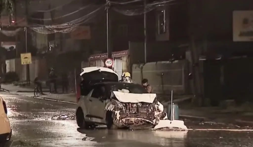 carro branco batido após acidente no bairro Fanny em Curitiba