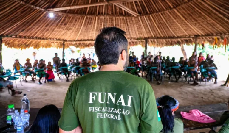 servidor da Funai em uma aldeia indígena