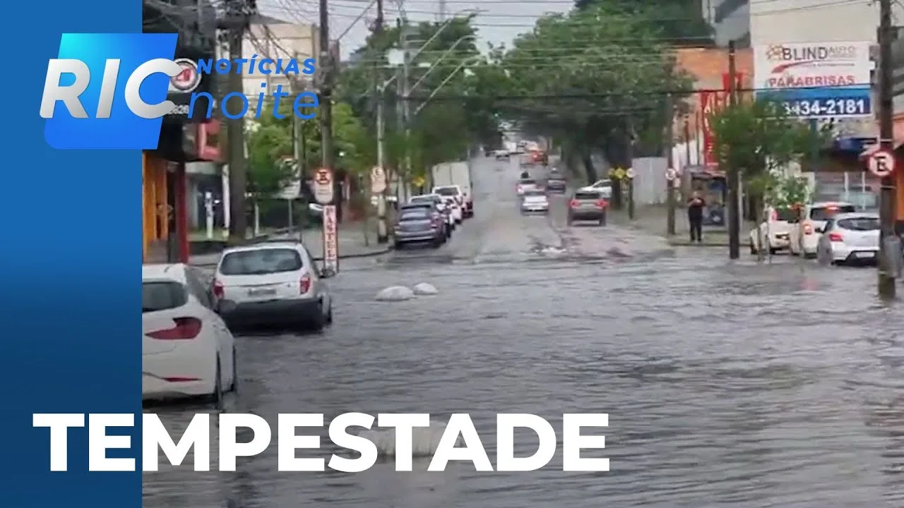 Temporal transforma dia em noite, em Curitiba; árvores caíram e ruas foram alagadas