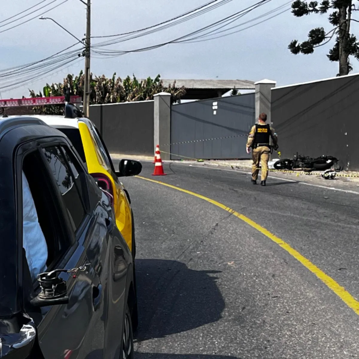 Um motociclista morreu após ser atingido por um carro que trafegava na contramão, em uma estrada vicinal em São José dos Pinhais, Região Metropolitana de Curitiba, na manhã desta terça-feira (1º). De acordo com a Polícia Militar do Paraná (PMPR), o motorista de um Nissan Kicks fazia uma ultrapassagem proibida, em um trecho de curva, quando acertou a vítima, que vinha em sentido contrário, na mão correta de trânsito.