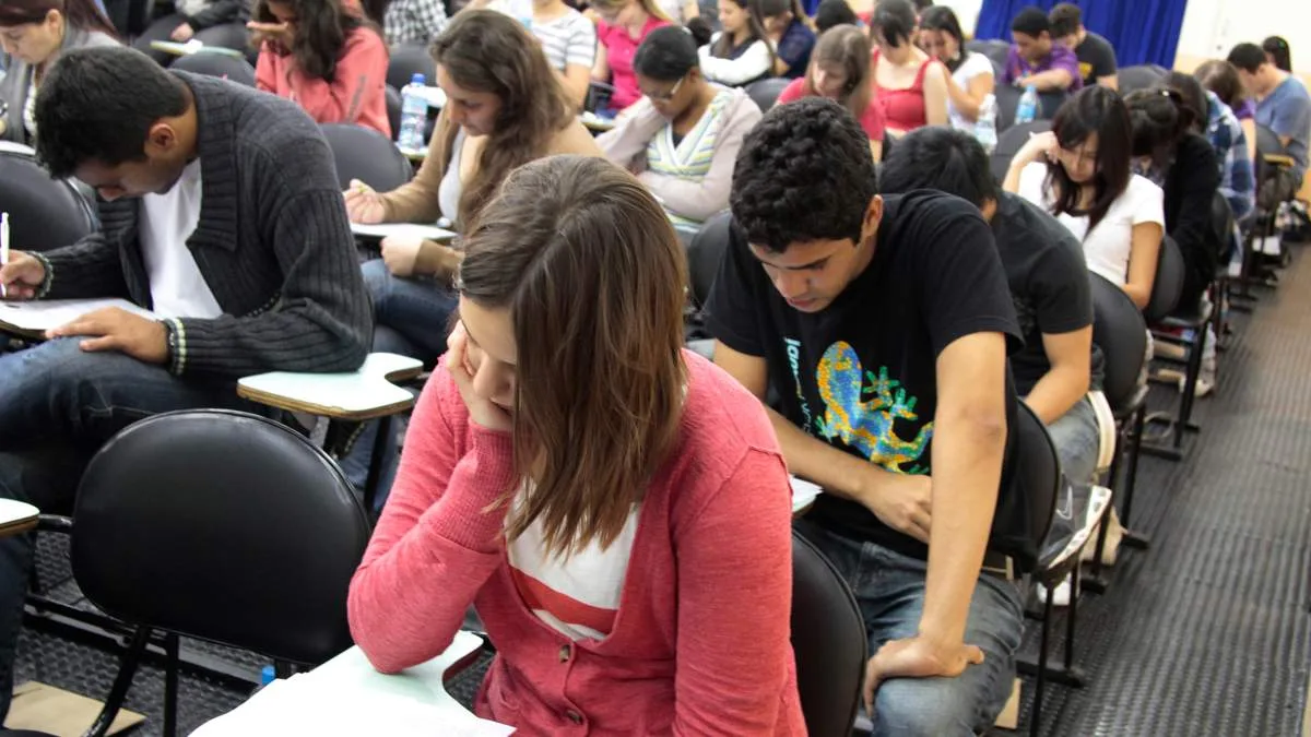 Concursos públicos para 2025 oferecem salários de até R$ 35 mil