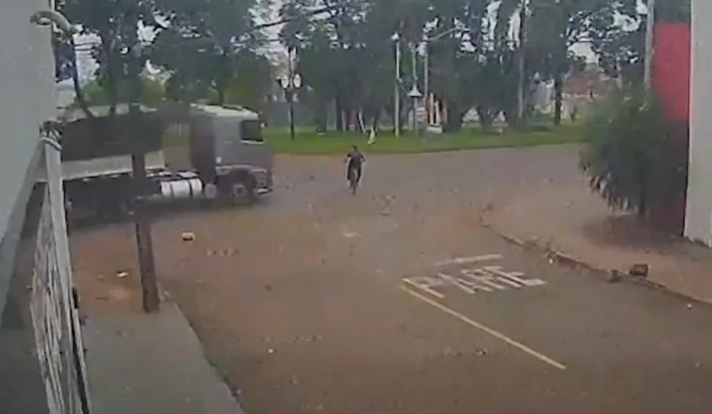 Ciclista morre atropelado por carreta em Arapongas