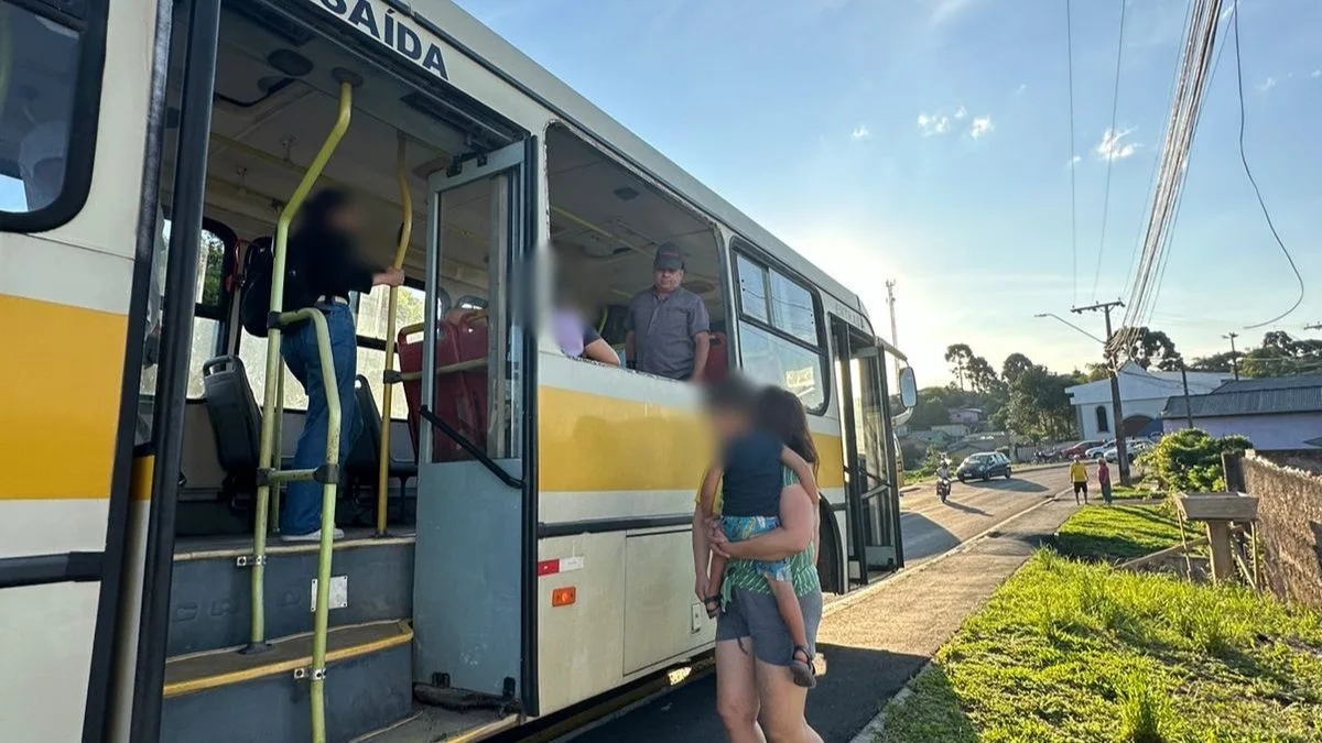 Crianças caem de ônibus em movimento após acionamento de alavanca de emergência