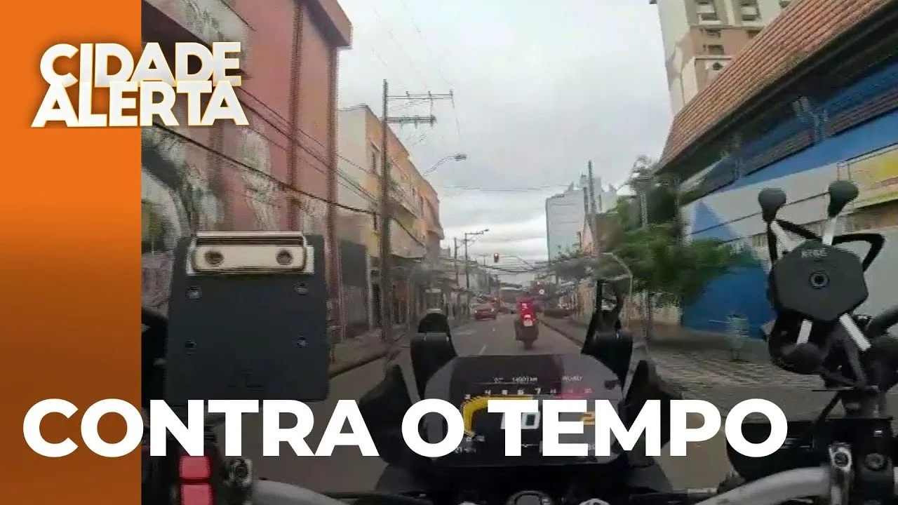 Policiais correm contra o tempo para salvar motorista, que sofria crise de hipoglicemia, em Curitiba