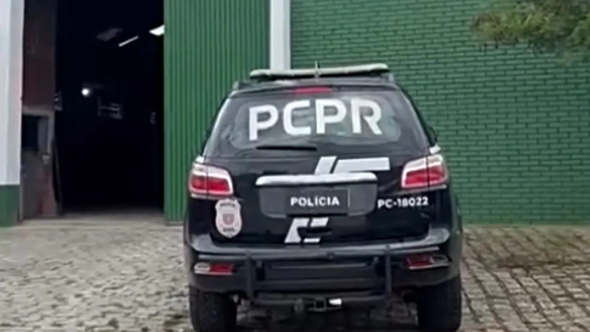 A Polícia Civil do Paraná (PCPR) divulgou a gravação do momento em que um homem oferece dinheiro aos policiais para se livrar de uma prisão em flagrante, em Araucária, na Região Metropolitana de Curitiba. Conforme a polícia, o homem que aparece no vídeo é o proprietário do galpão onde foi flagrada a adulteração de uma carga de fertilizantes.