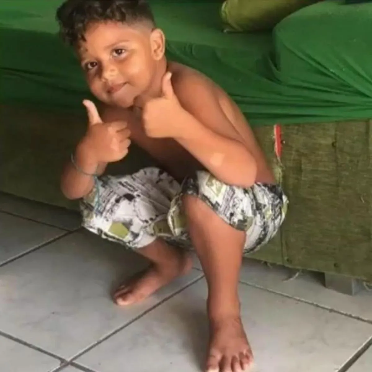 Criança morre eletrocutada enquanto brincava em academia ao ar livre