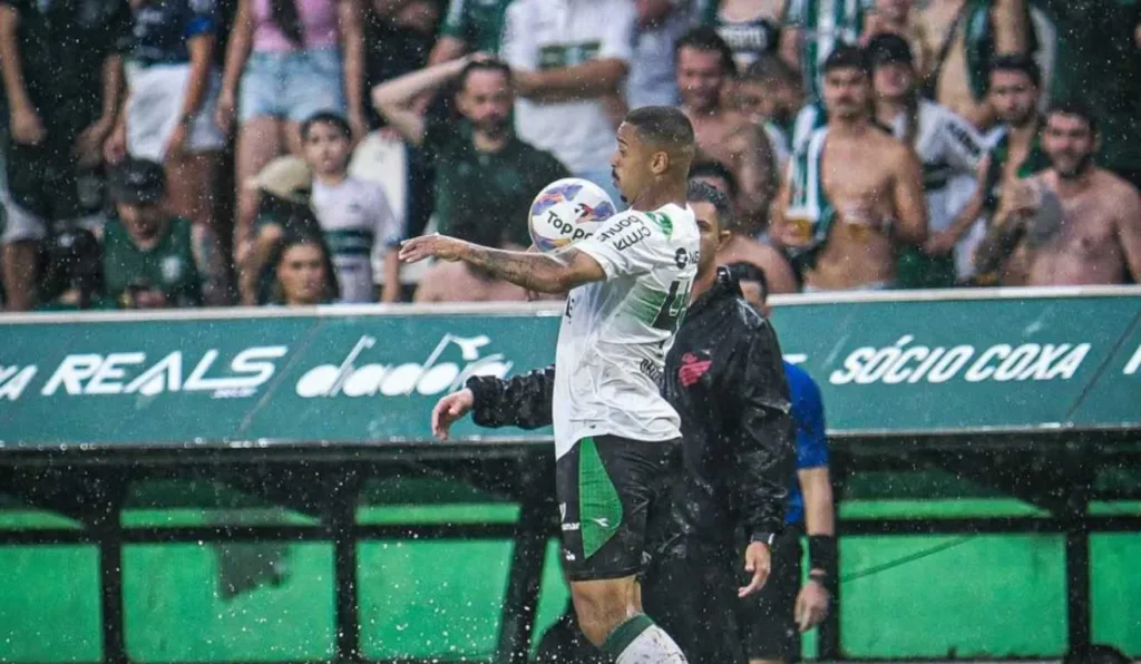 jogador do coritiba matando a bola no peito