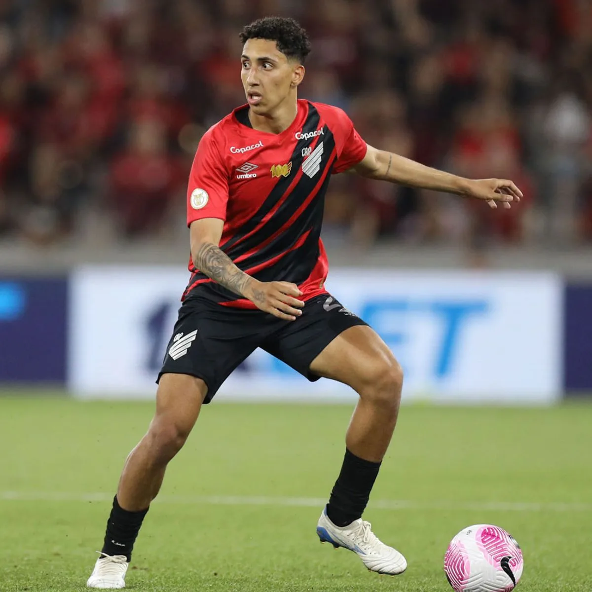 Volante Felipinho com a bola em jogo do Athletico Vitória