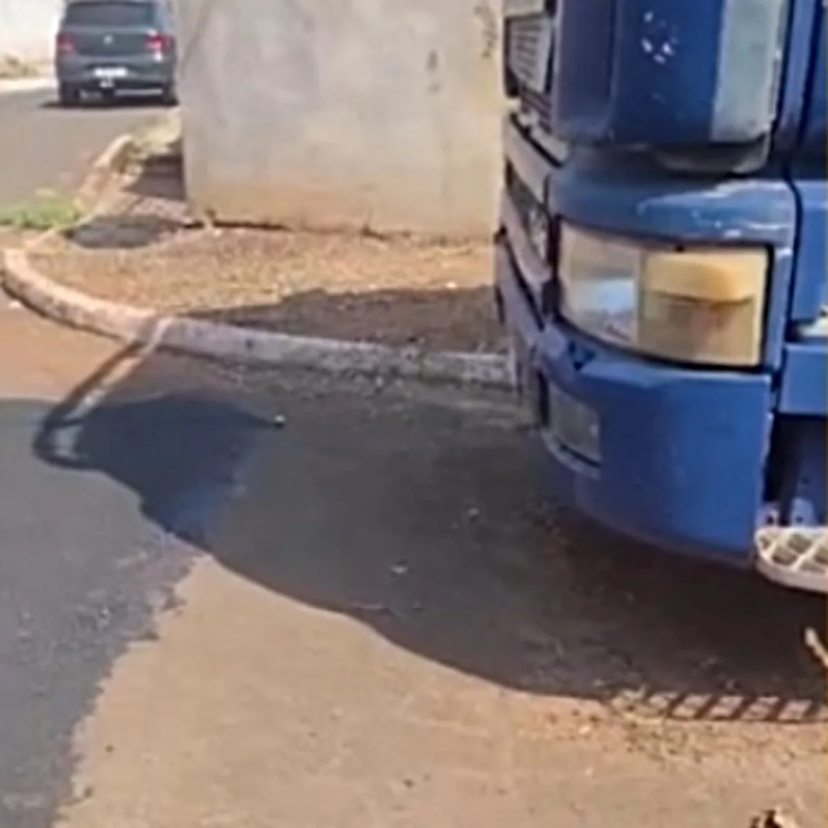 O que era para ser apenas uma obra comum em uma rua de Jataizinho, no norte do Paraná, se transformou em uma situação inusitada. Uma construtora contratada pela prefeitura asfaltou um trecho de uma rua em volta de um caminhão parado no local, deixando o pavimento antigo no ponto onde está o veículo. Situação que só deverá ser resolvida depois que o proprietário do caminhão o retire do local.