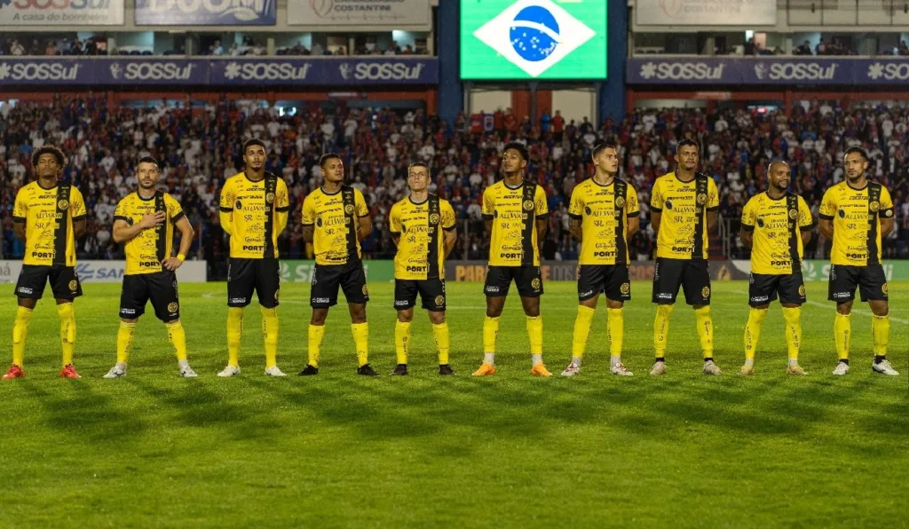 Jogadores do Cascavel antes do jogo com o Paraná Clube