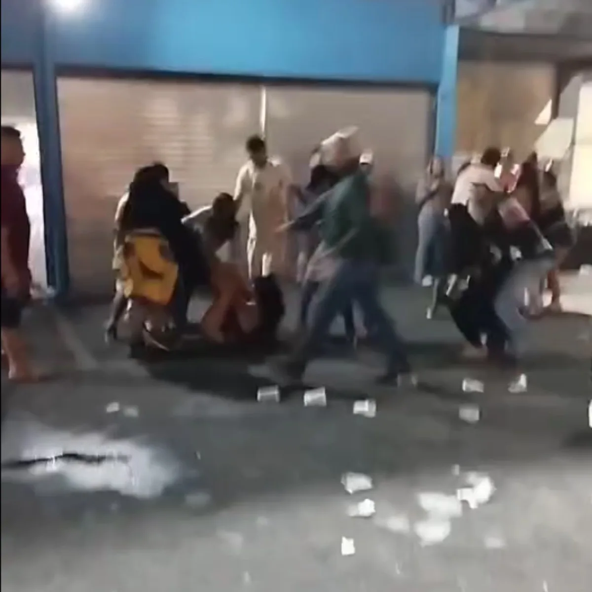 Mulher é espancada com chutes na cabeça em frente a comitê político no PR; vídeo