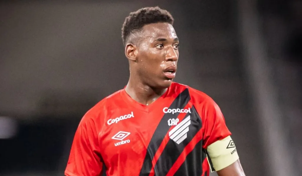 Leo Zagueiro do Athletico em campo com a camisa do Furacão