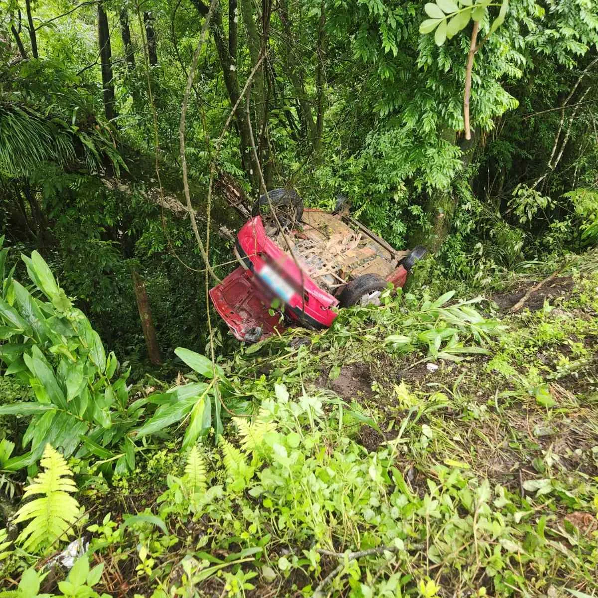 Carro com cinco ocupantes cai em ribanceira na Estrada da Ribeira, em Colombo