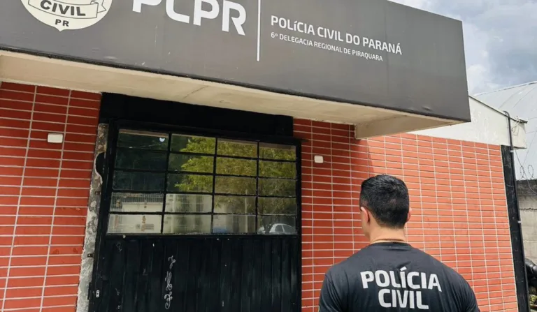 policial civil em frente a delegacia de Piraquara. Equipes investigam o caso de uma mulher morta aos ser espancada durante assalto