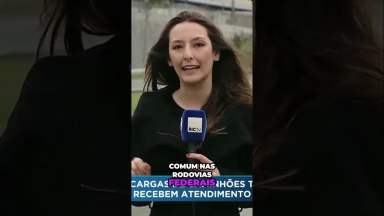 Grupos saqueiam cargas de caminhões tombados, enquanto vítimas recebem atendimento