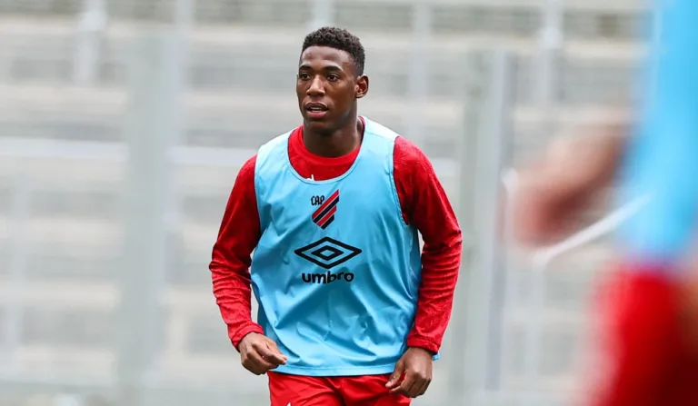 Léo em treino do Athletico. Jogador sofreu injúria racial no estádio do Coritiba