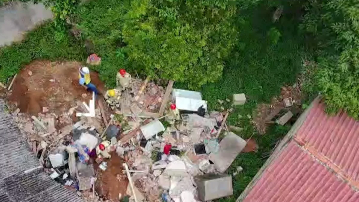 Casa desaba em Curitiba e bombeiros procuram possíveis vítimas; veja imagens