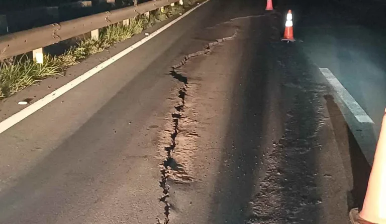 Rodovia afunda e BR-376 é interditada no Paraná