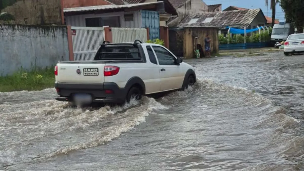 Temporal deixa ruas no litoral do Paraná alagadas; veja imagens