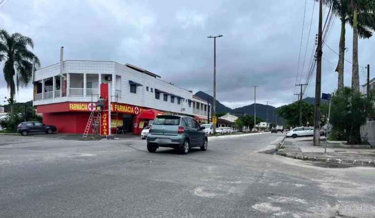 Carro andando na avenida