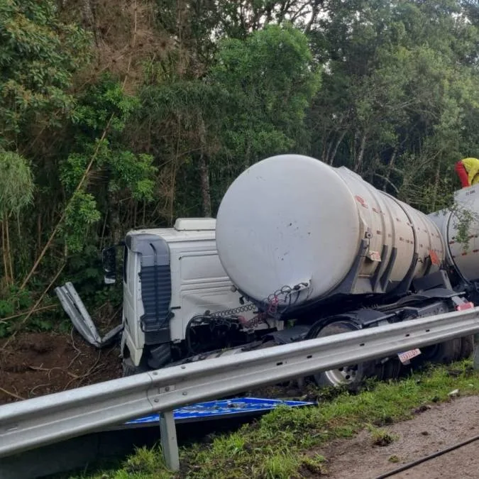Caminhão está no canteiro da BR-277 desde a tarde desta quarta-feira (18)