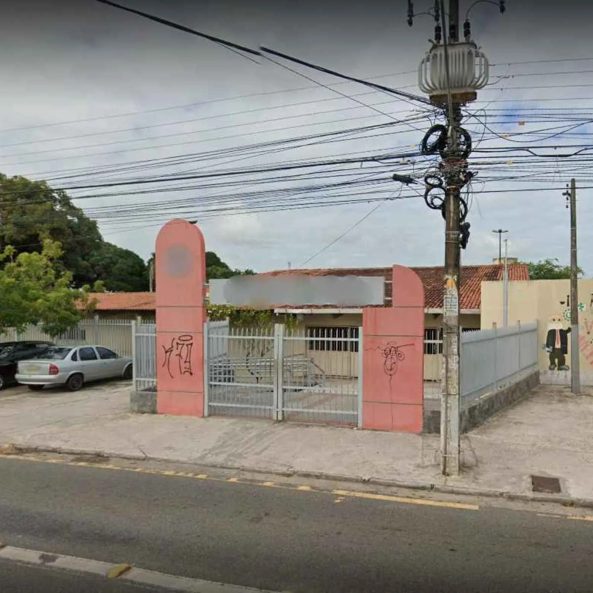 Homem esfaqueia a ex e acaba baleado por PM em local de votação