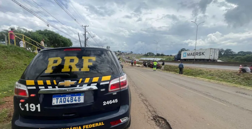 Carga de batatas ficou espalhada pela BR-277 após a morte do caminhoneiro