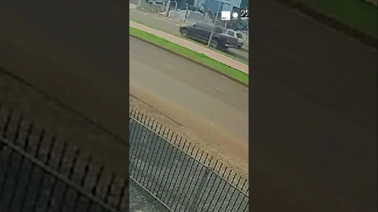 Carro parado em avenida ‘capota sozinho' no Paraná