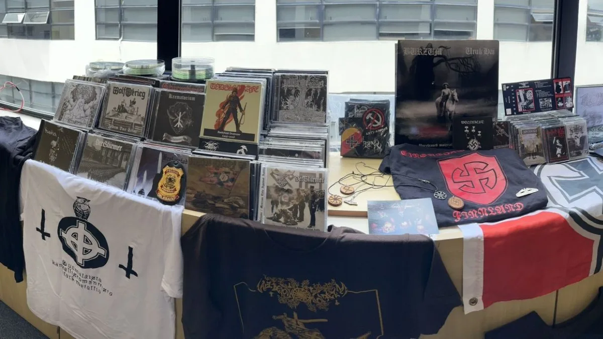 A Polícia Federal (PF) realizou, na manhã desta quinta-feira (18), a Operação “Trilha do Ódio”, com o objetivo de combater a disseminação da ideologias nazistas por meio de postagens em redes sociais. Na operação, os policiais desmontaram um esquema de venda de materiais que fazem apologia ao nazismo, que funcionava em Almirante Tamandaré, na Região Metropolitana de Curitiba.