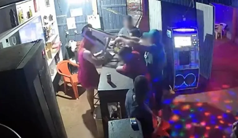 Cliente acerta banqueta na cabeça de atendente de boate e é preso; veja vídeo