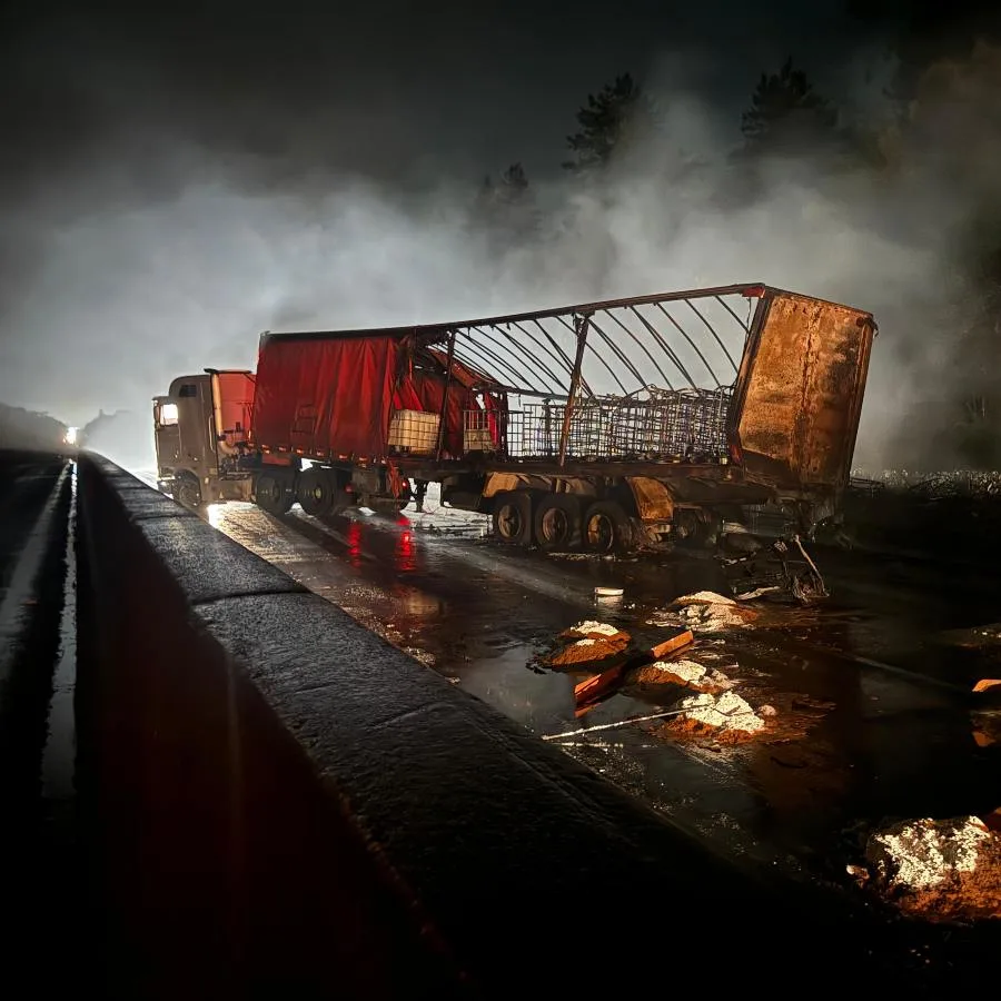 Carretas pegam fogo após acidente na BR-277, em São José dos Pinhais