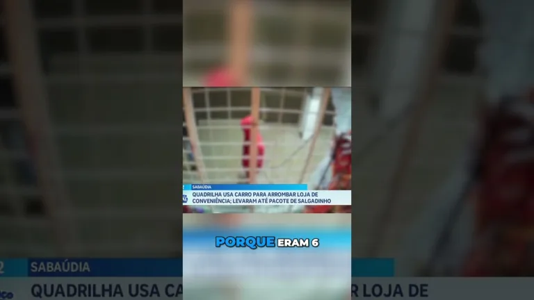 Quadrilha usa carro para arrombar loja de conveniência; câmera registrou o momento.