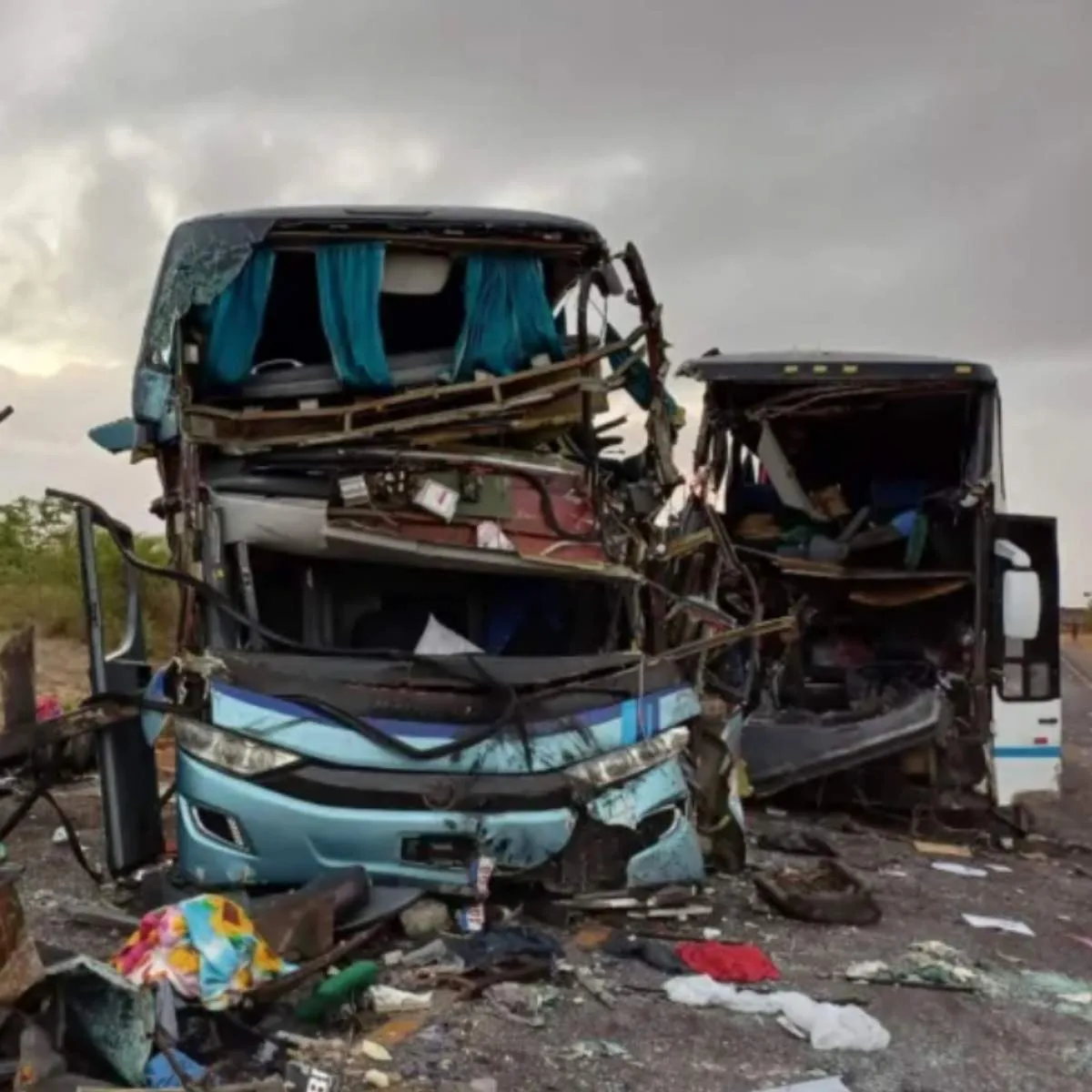 Acidente com dois ônibus e uma carreta deixa 5 mortos e 25 feridos na BR-110